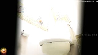 Hot Japanese mature lady pooping in the toilet