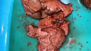 Seductive babe pooping in the tub