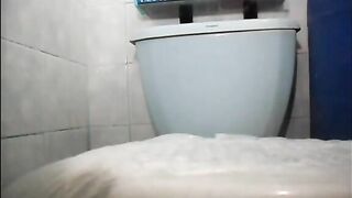 Horny fat pussy lady shitting