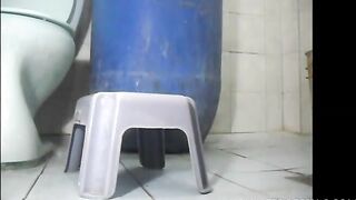 Teen babe with bubble butt loves pooping