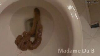 Big booty amateur lady pooping