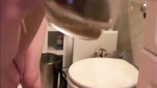 Curvy hot naked babe pooping