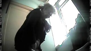 Juicy big booty girl poops