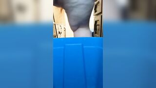 Big booty lady poops in amateur homemade video
