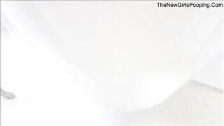 Hot Glamour babe pooping