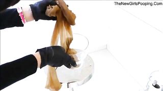 Hot Glamour babe pooping