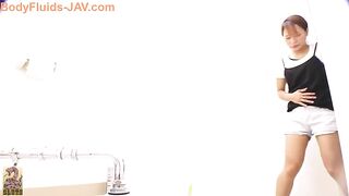 Japanese brunette with round ass pooping
