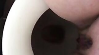 Chubby fat pussy wife pooping