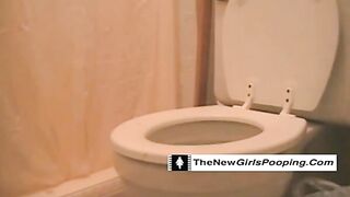 Tasty hot chick showing her booty while pooping