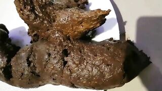 Big booty blonde girl poops