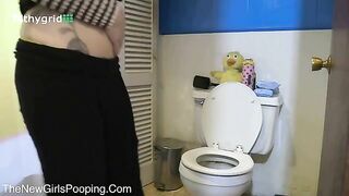 Married hot babe pooping in the toilet