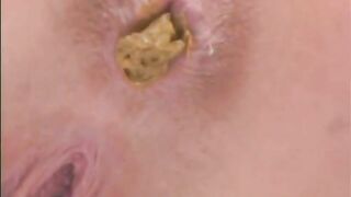 Chubby booty girl poops