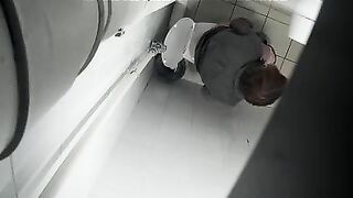 Amateur spy pooping record video