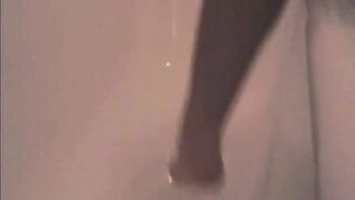 Big booty lady poops in the bath tub