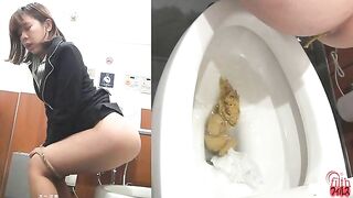 Cute brunette Japanese hot chick poops in the toilet