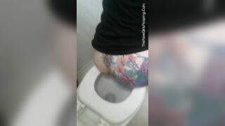 Horny tattooed ass girl poops in the toilet