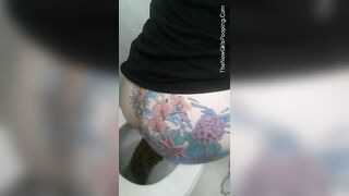 Horny tattooed ass girl poops in the toilet
