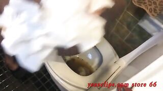 Big black booty lady poops in the toilet
