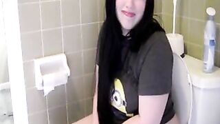 Brunette gal fart and shit solo