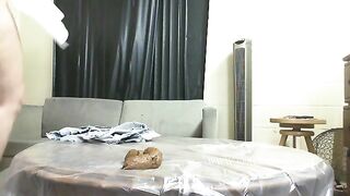 Hot big booty slut poops on the table