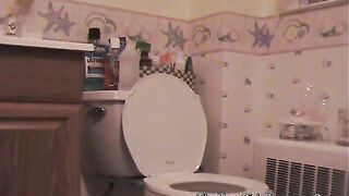 Curvy brunette milf pooping