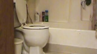 Amateur big booty girl pooping in the toilet