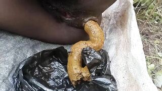 Tasty hot looking ebony babe poops