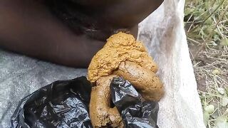 Tasty hot looking ebony babe poops
