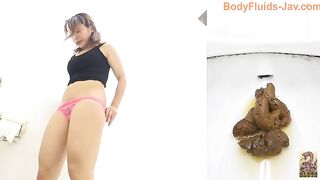 Curvy Japanese mommy poops hard