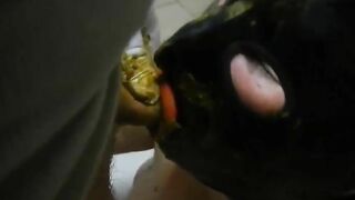 Masked hot babe sucking poopy cock