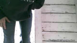Phat ass lady pooping outdoor