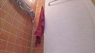 Babe in leggings love pooping