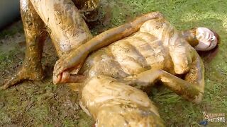 Lyndra Lynn cooling off with cow shit while masturbating