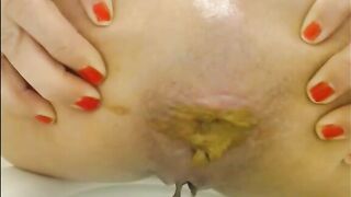 Milf recording herself shitting