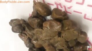 Thick booty Asian girl poops