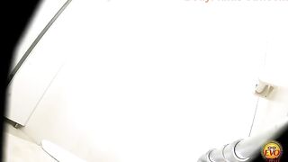 Curvy fat ass Japanese girl poops