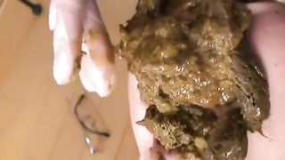 Creamy yellow poop on her slaves face