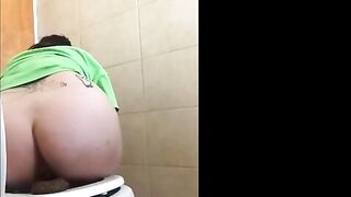 Thick big booty lady poop teasing