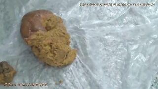 Stunning thick booty lady pooping