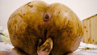 Shitting in panties while masturbating with scat