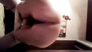 Thick booty lady pooping