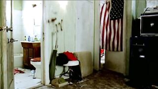 Mena Suvari takes a big shit