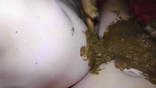 Curvy ass lady playing with dirty poop