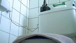 Shaved fat pussy milf pooping