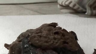 Phat booty lady dropping shit