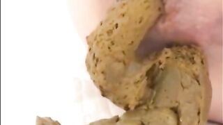 Lovely round ass lady pooping