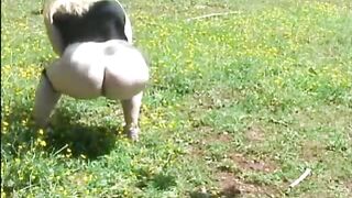 Big bottom milf poops in the field