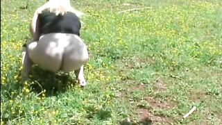 Big bottom milf poops in the field