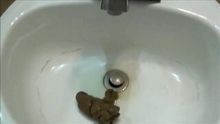 Gorgeous naked girl drops thick load on the plate