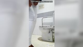 Amateur babe shows off her chubby ass while pooping